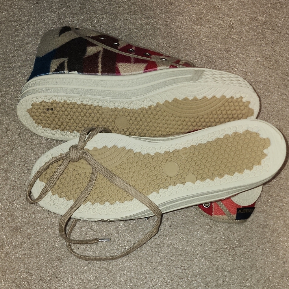NEW Unworn Pendleton Red and Tan Geometric Patterned Sneakers - Picture 6 of 9